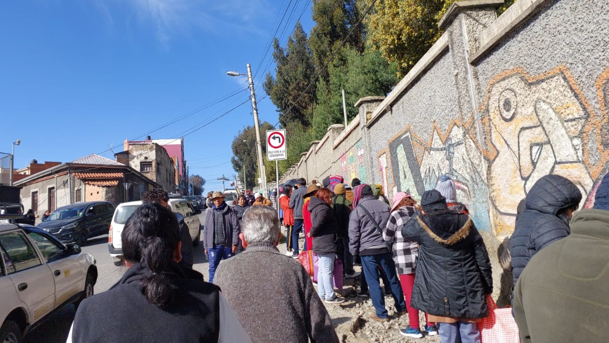 Una larga fila por arroz y aceite en La Paz. Foto: ANF