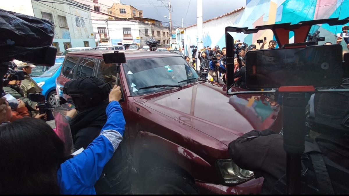 Vehículo que trasladó a la juez Moreno hasta la FELCC de La Paz