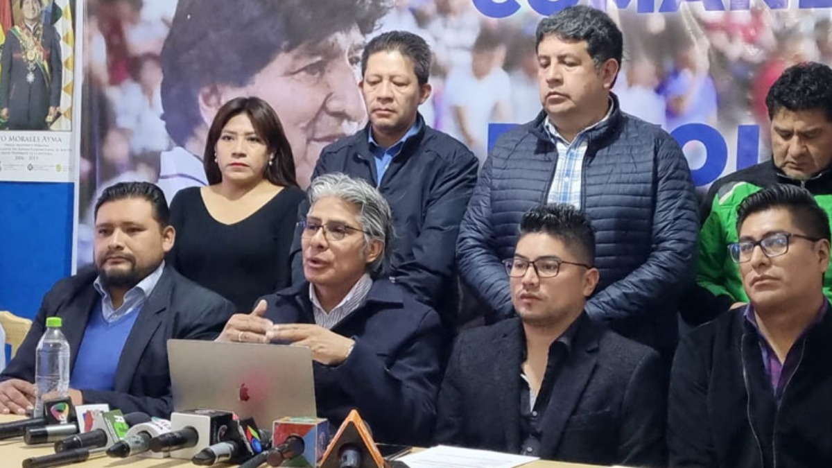 Wilfredo Chávez junto a otros abogados. Foto: ANF
