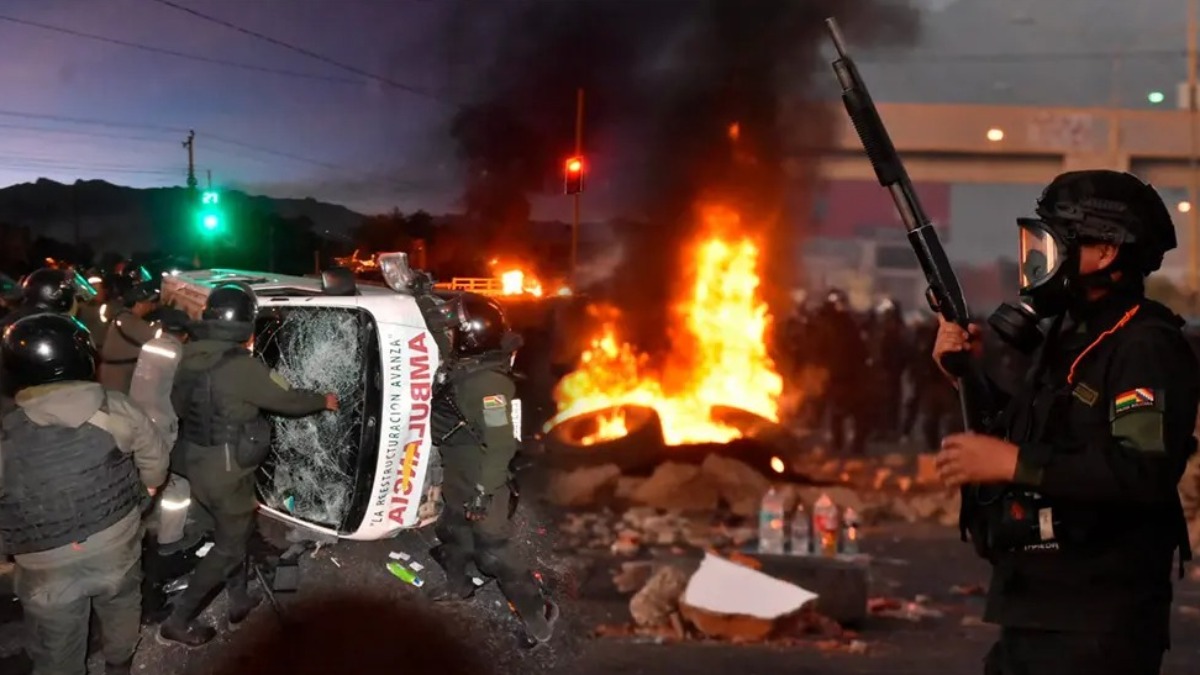 Ambulancia destruida en un punto de bloqueo evista. Foto: Dico Soliz/ Opinión