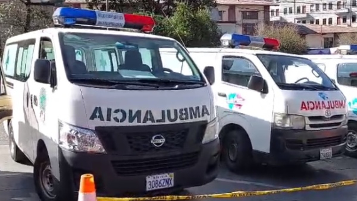 Ambulancias esperan cargar combustible en Miraflores. Foto: ANF