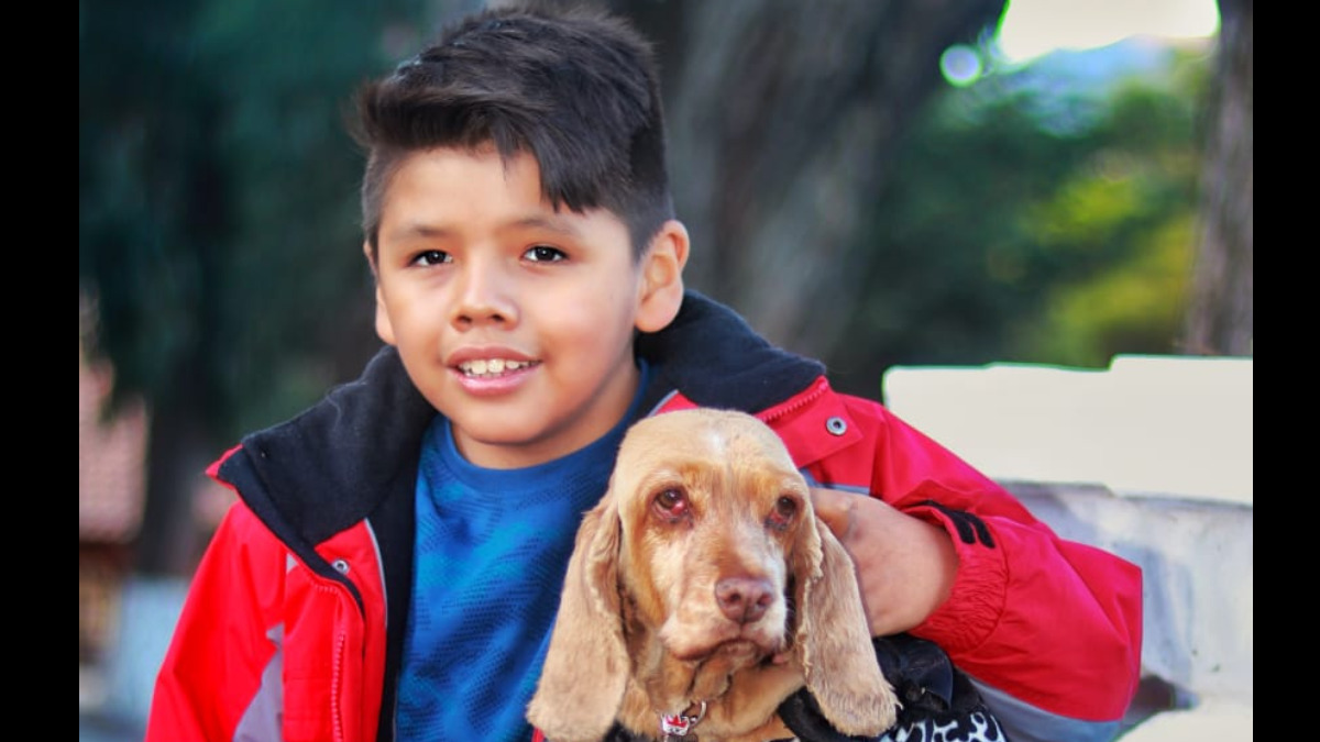 Danilo con su mascota Clarita. Foto: Andrea Olmos