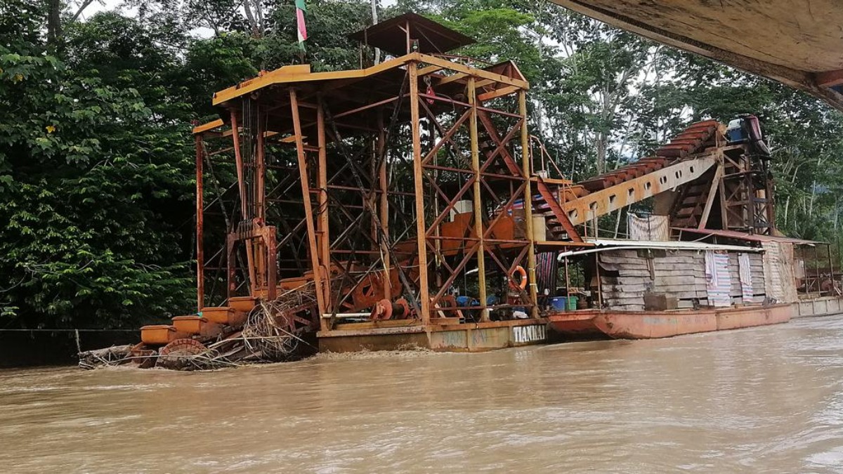Draga en un río de la amazonía boliviana. Foto: La Región