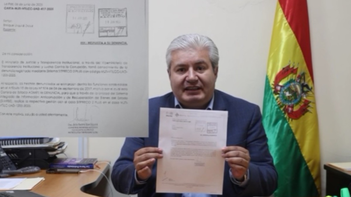 El diputado Urquidi muestra la carta del Viceministerio. Foto: captura