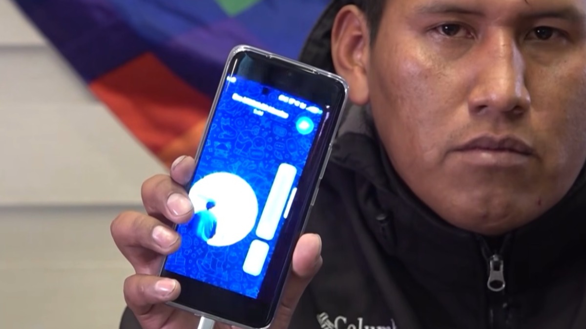 El dirigente mostrando el celular y reproduciendo el audio presumiblemente de Morales. Captura video