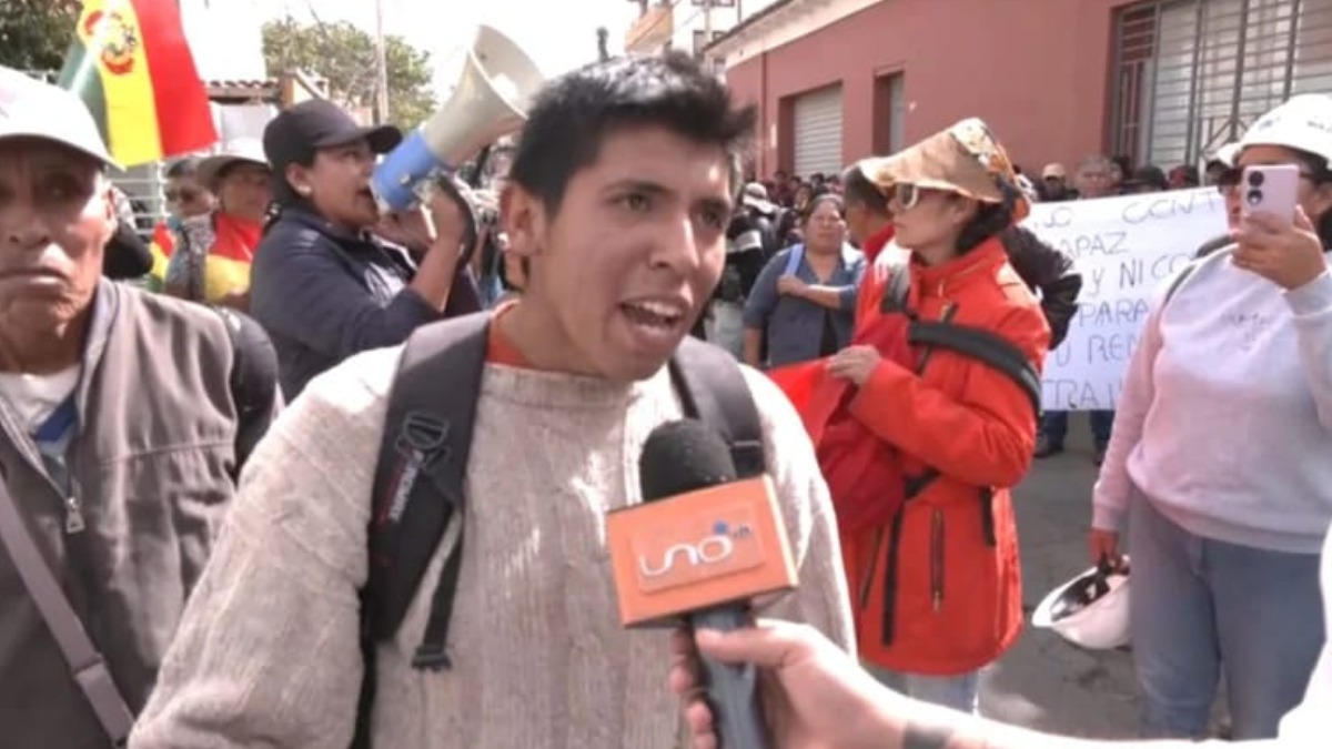 El manifestante que este martes 10 de junio amenazó con la quema de medios de comunicación, en la ciudad de Cochabamba. Foto: Crédito Red Uno