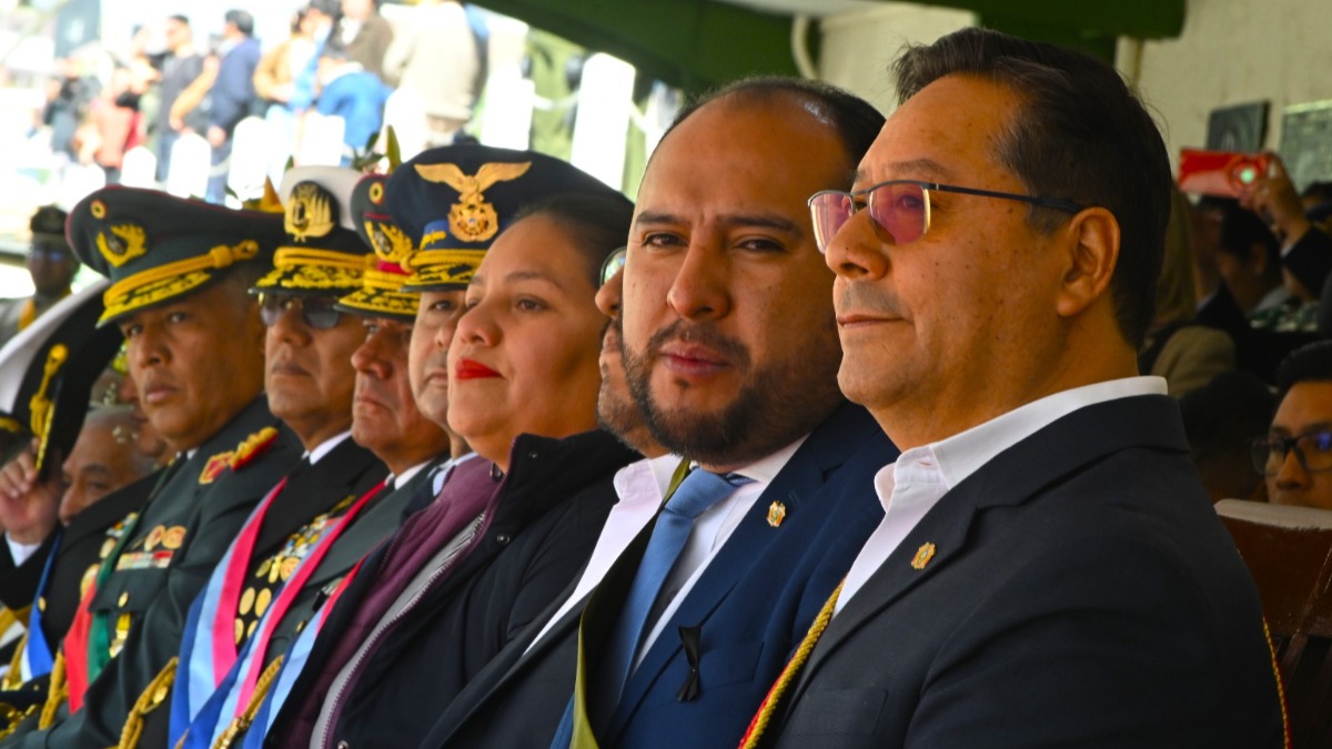 El presidente Arce junto al ministro de Gobierno en el acto de aniversario de la Policía. Facebook Arce
