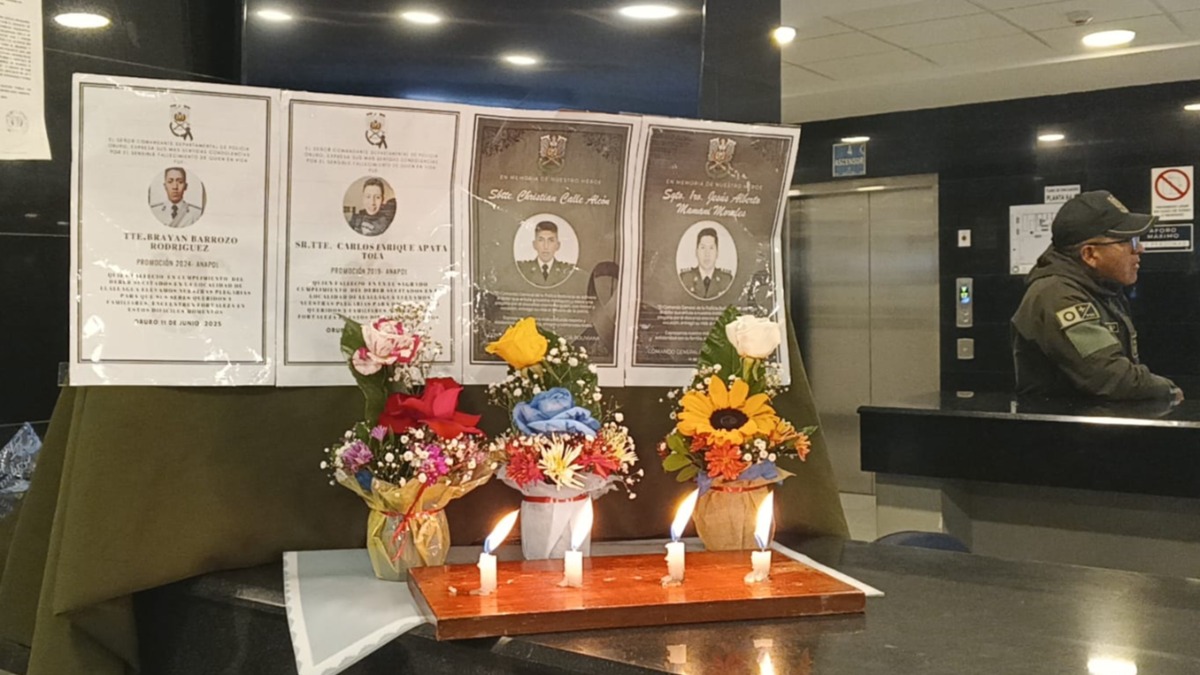 En la ALP arman un pequeño altar por la muerte de cuatro efectivos policiales. Foto: ANF