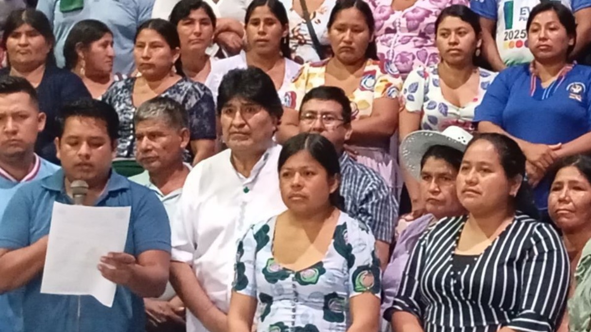 Evo Morales rodeado de los dirigentes del trópico de Cochabamba. Foto: Captura