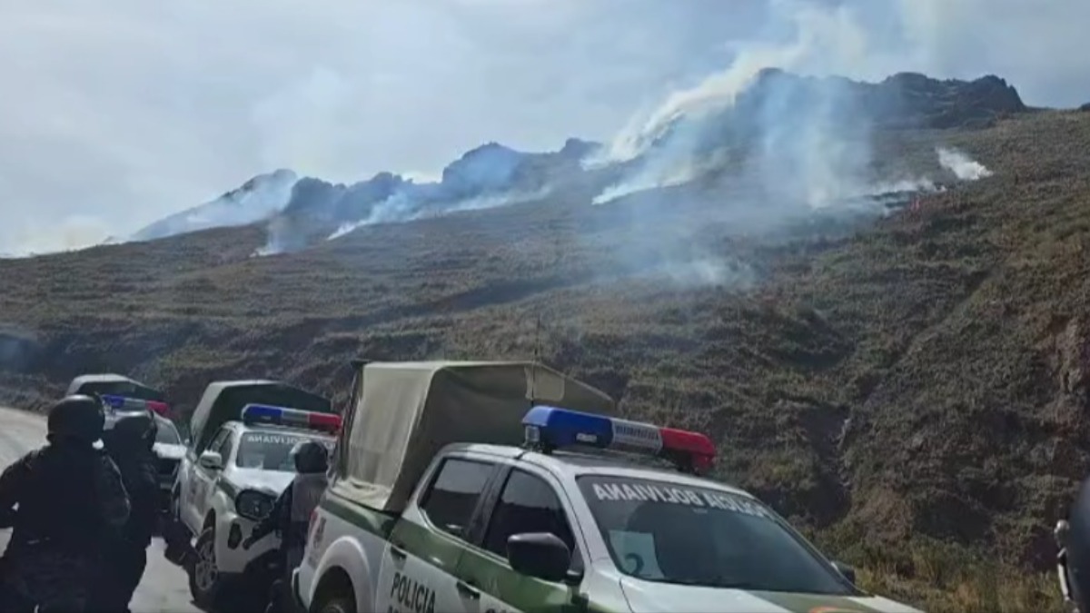 La policía llegó hasta la carretera hacia Llallagua para despejar las vías. Foto: Captura