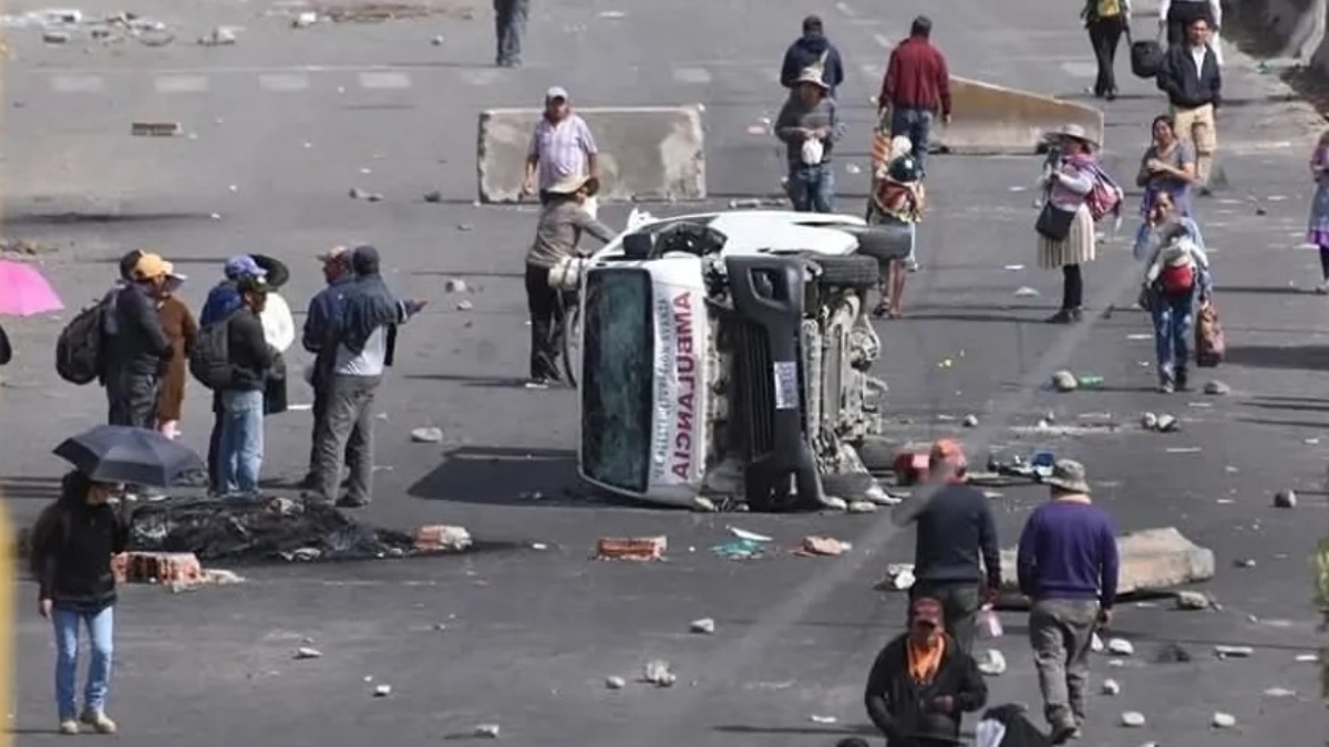 Los bloqueadores atentaron contra una ambulancia en Cochabamba. Foto: Internet
