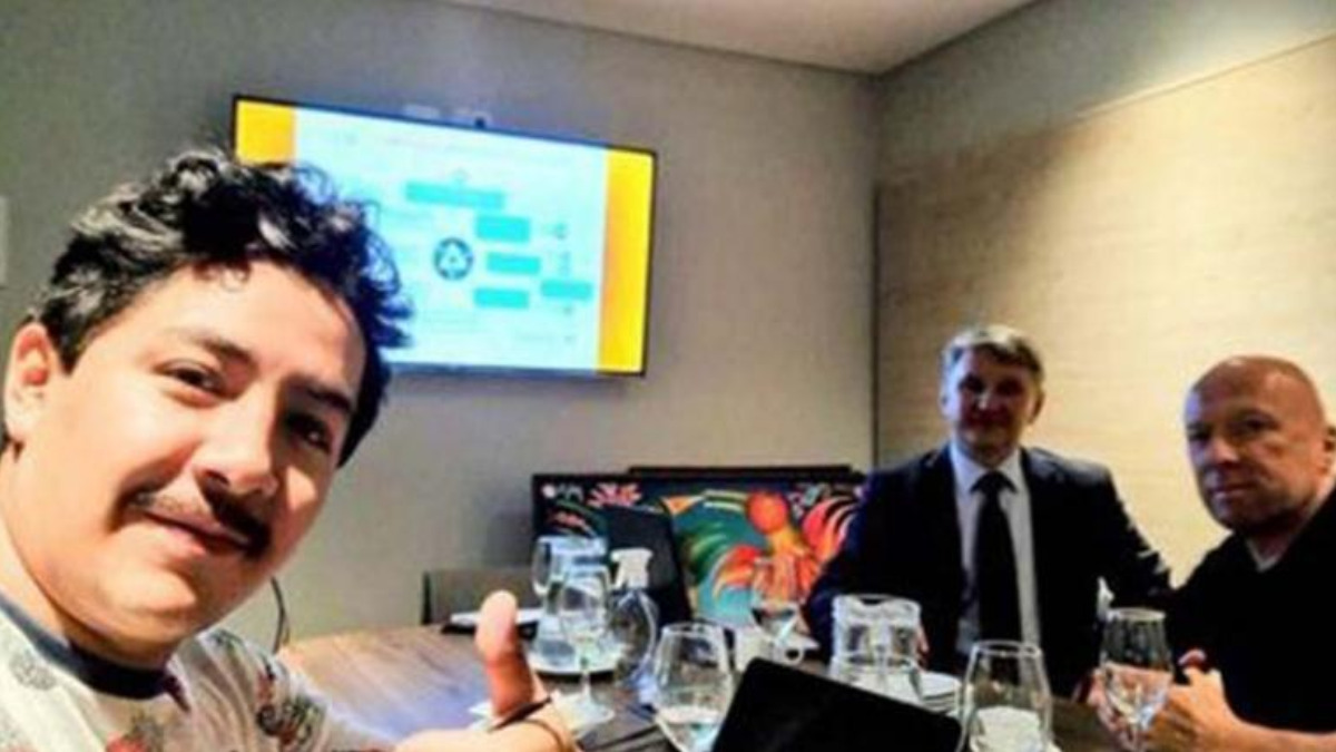 Marcelo Arce Mosqueira, hijo del Presidente, junto a personal de la rusa Uranium One Group. Foto: Publicó El País