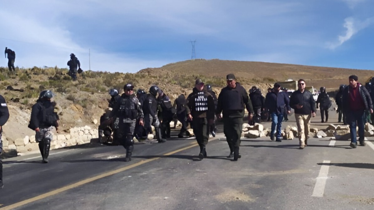 Policía realizando las tareas de desbloqueo de carreteras.