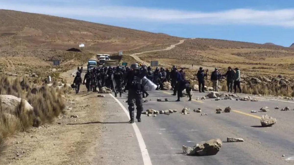 Policías despejan la carretera hacia Llallagua. Foto: Internet