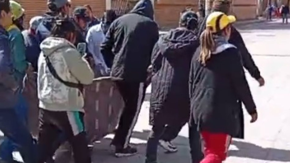 Una perona herida es auxiliada por habitantes de Llallagua. Foto: Correo del Sur