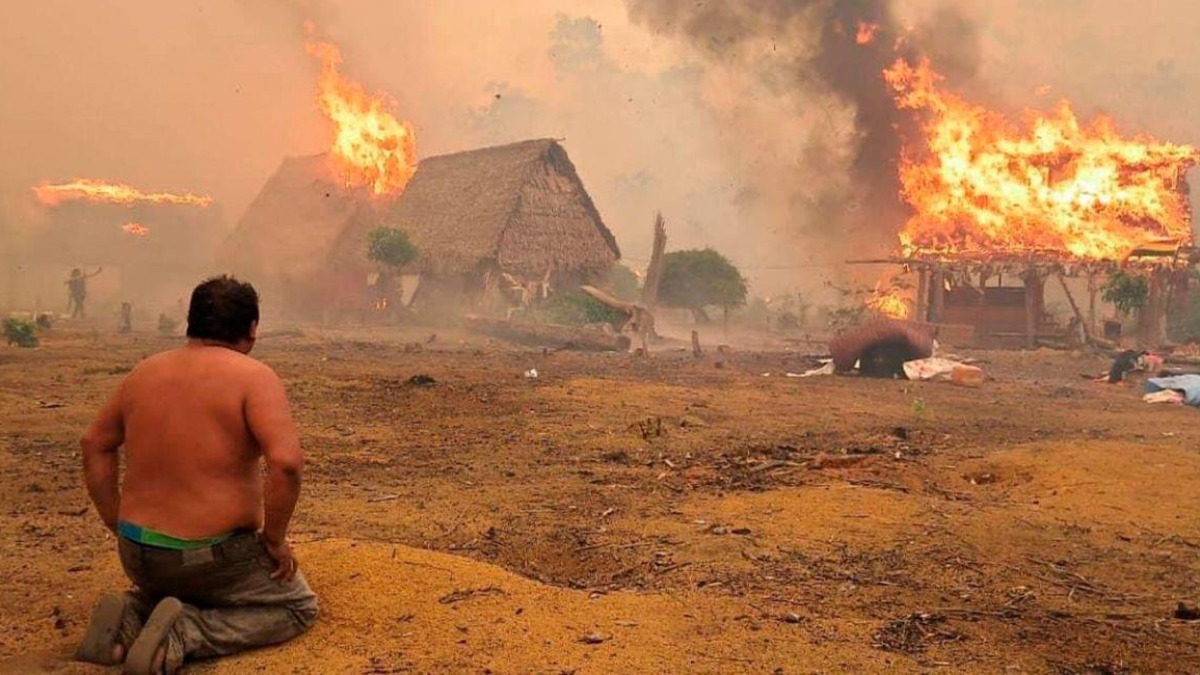 Uno de los afectados observa cómo el fuego arrasa con su vivienda en la comunidad Nueva Generación, Riberalta. Foto: Internet
