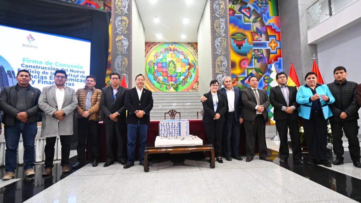 Arce y García junto a autoridades de gobierno y de la UMSA. Foto: Facebook Presidente