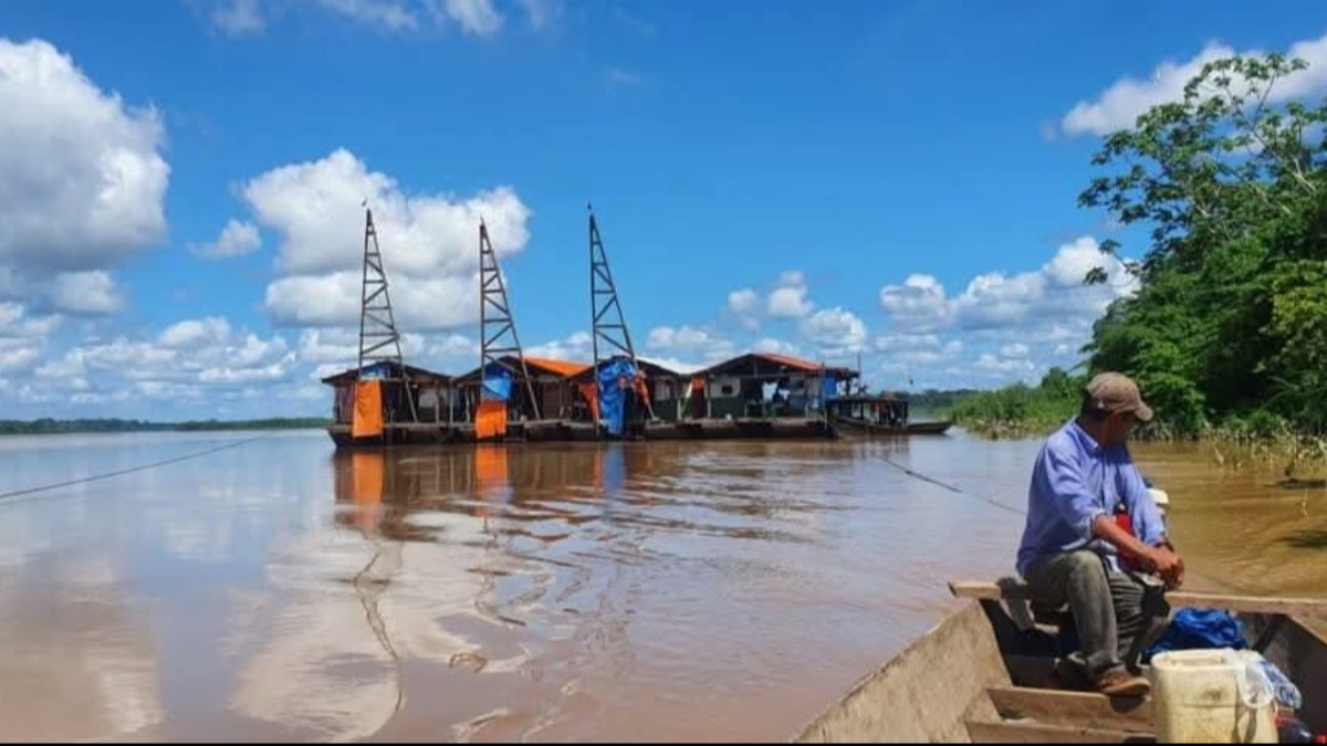 Balsas operando en el río Madre de Dios. Foto: Internet