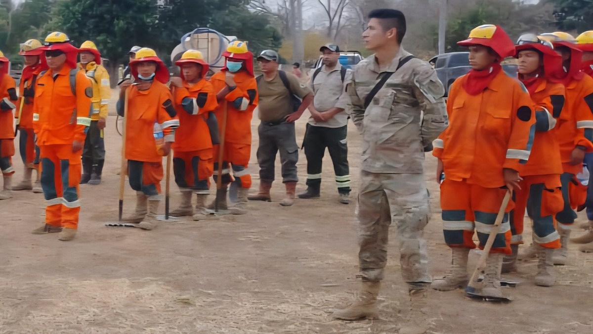 Bomberos forestales. Foto: Viceministerio de Defensa Civil.