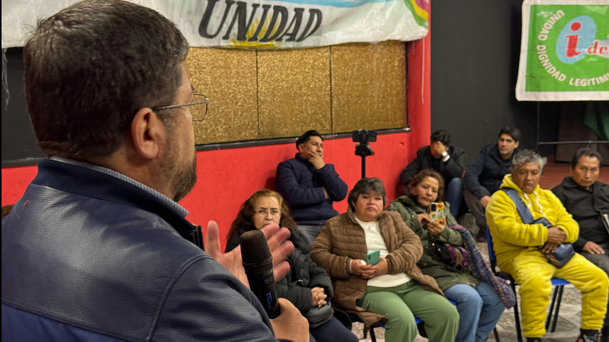 Doria Medina en Argentina con una comunidad boliviana. Foto: Unidad