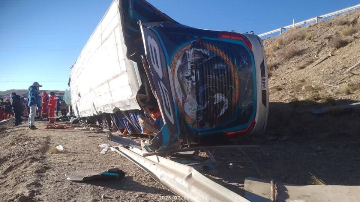 El bus quedó a un costado de la carretera. Foto: RRSS