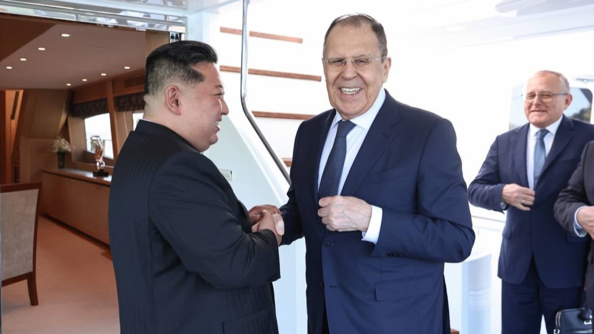 El líder de Corea del Norte, Kim Jong Un, recibe al ministro de Exteriores de Rusia, Sergei Lavrov.