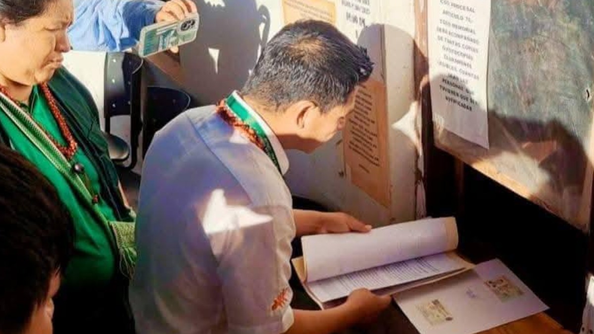 El presidente del Cpilap, Noe Macuapa, entrega el memorial en el juzgado de Rurrenabaque. Foto: Cpilap