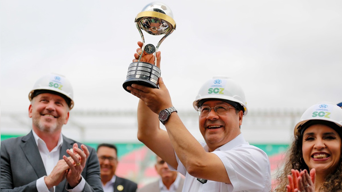 El presidente Luis Arce levanta una réplica de la Copa Sudamericana. | Foto: Presidencia