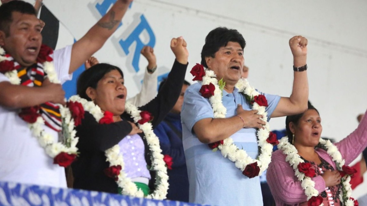 Evo Morales junto a los dirigentes del instrumento político. Foto: RRSS