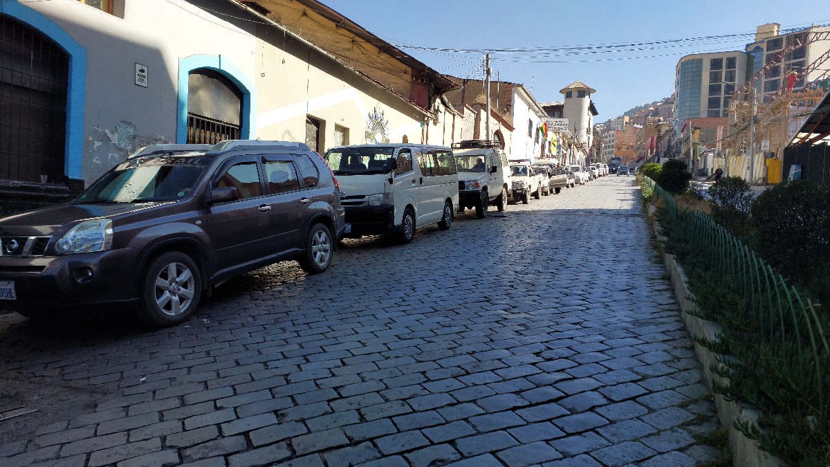 Filas kilométricas de movilidades que esperan cargar combustible en la ciudad de La Paz. Foto: ANF