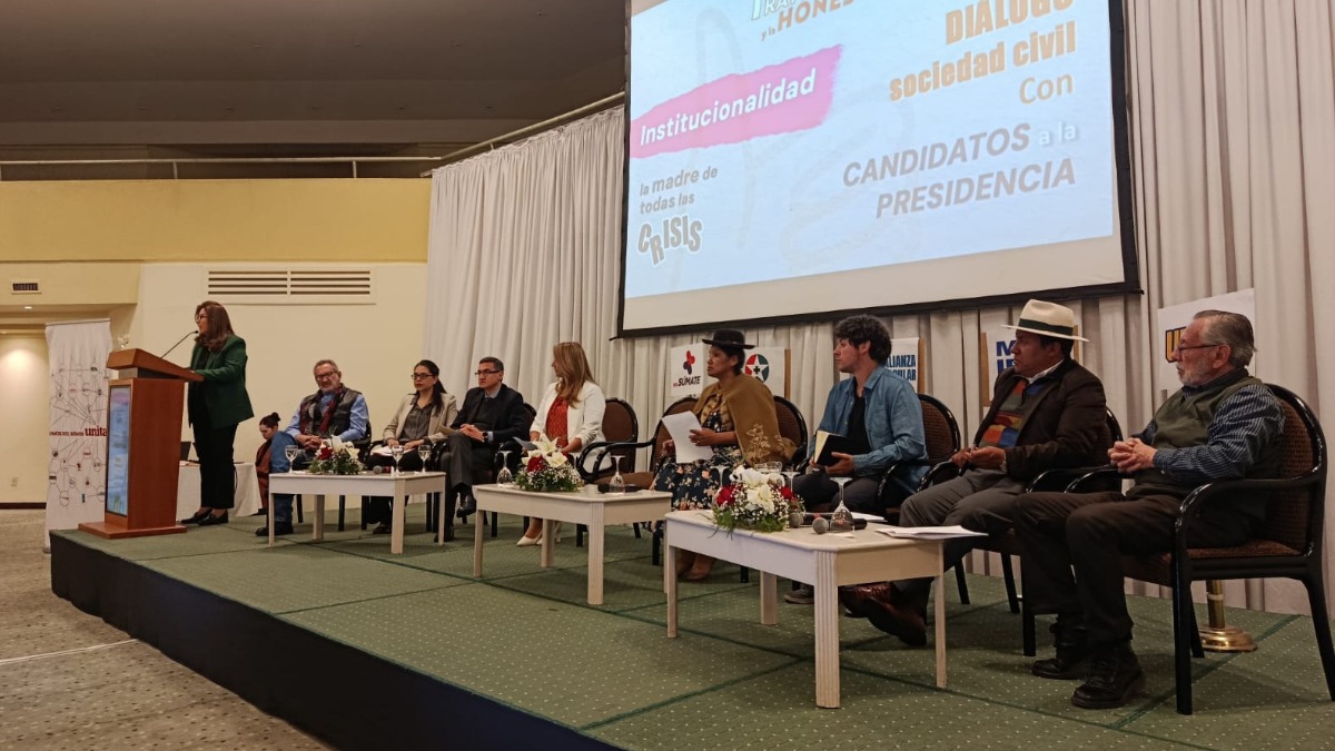 Foto de la sociedad civil con los candidatos. Foto: UNITAS