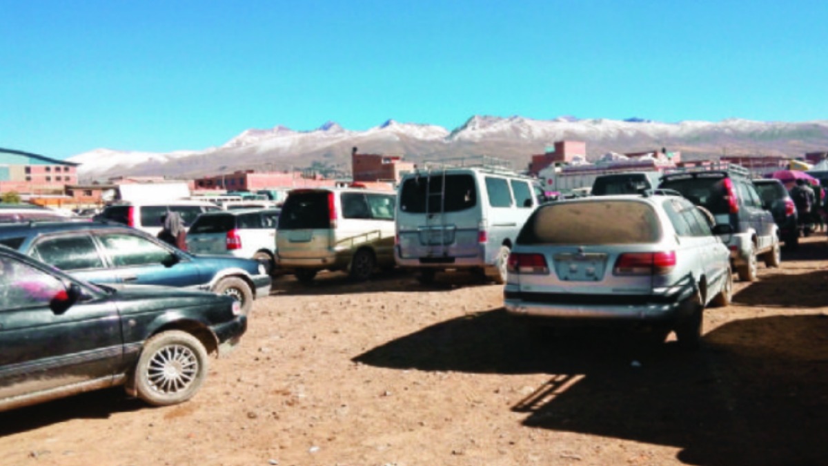 Imagen referencial de autos ilegales en una feria dentro del territorio boliviano.
