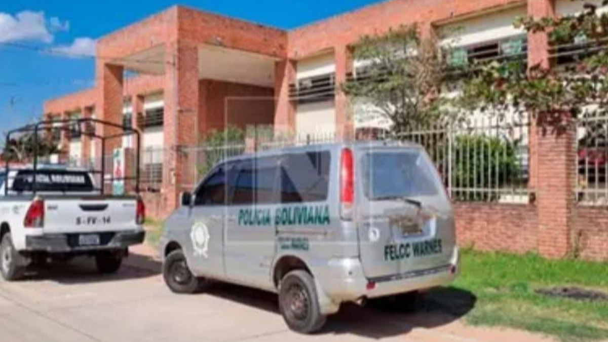 La policía en la puerta de la unidad educativa donde sucedió el hecho. Foto: Warnes Noticias