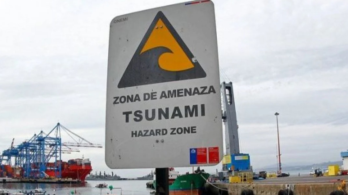 Letrero de zona de amenaza tsunami en Chile.
