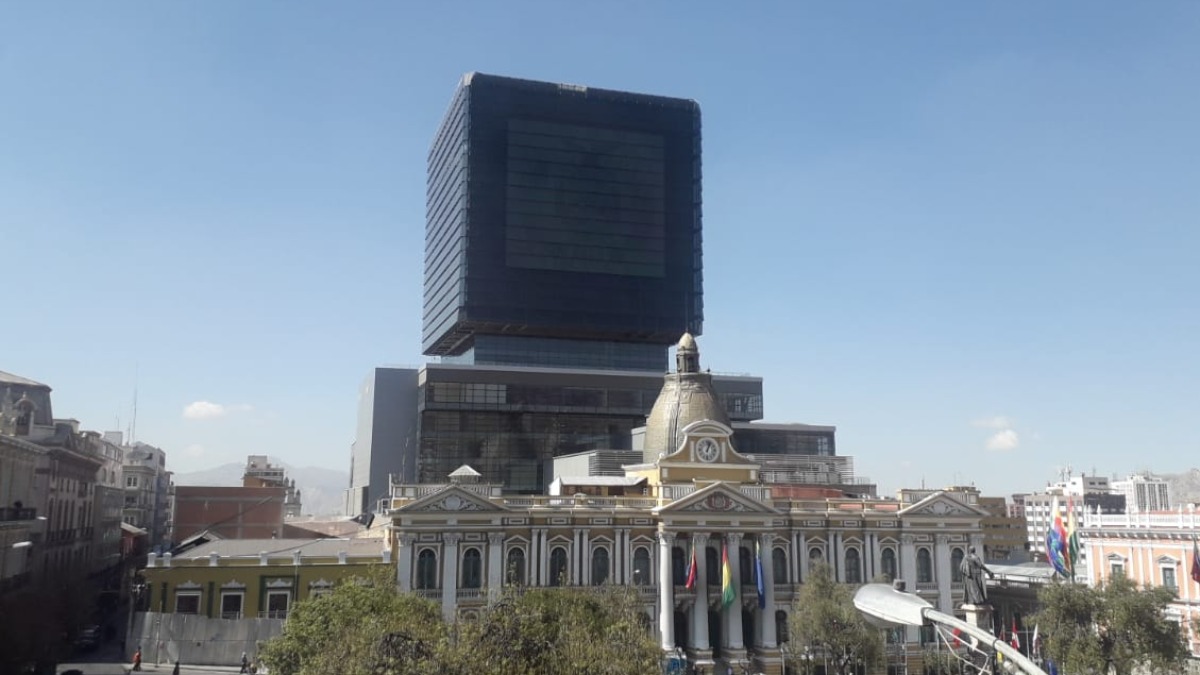 Los edificios antiguo y nuevo de la ALP. Foto: ABI