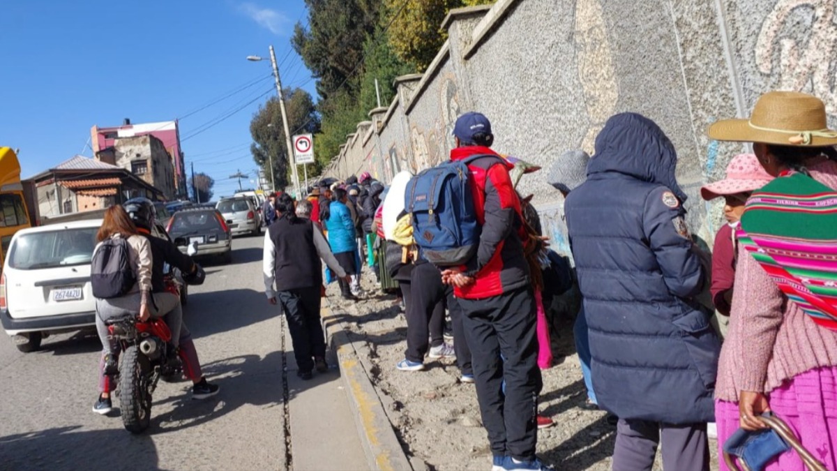 Muchas personas haciendo fila por aceite y arroz en La Paz. Foto: ANF/mayo
