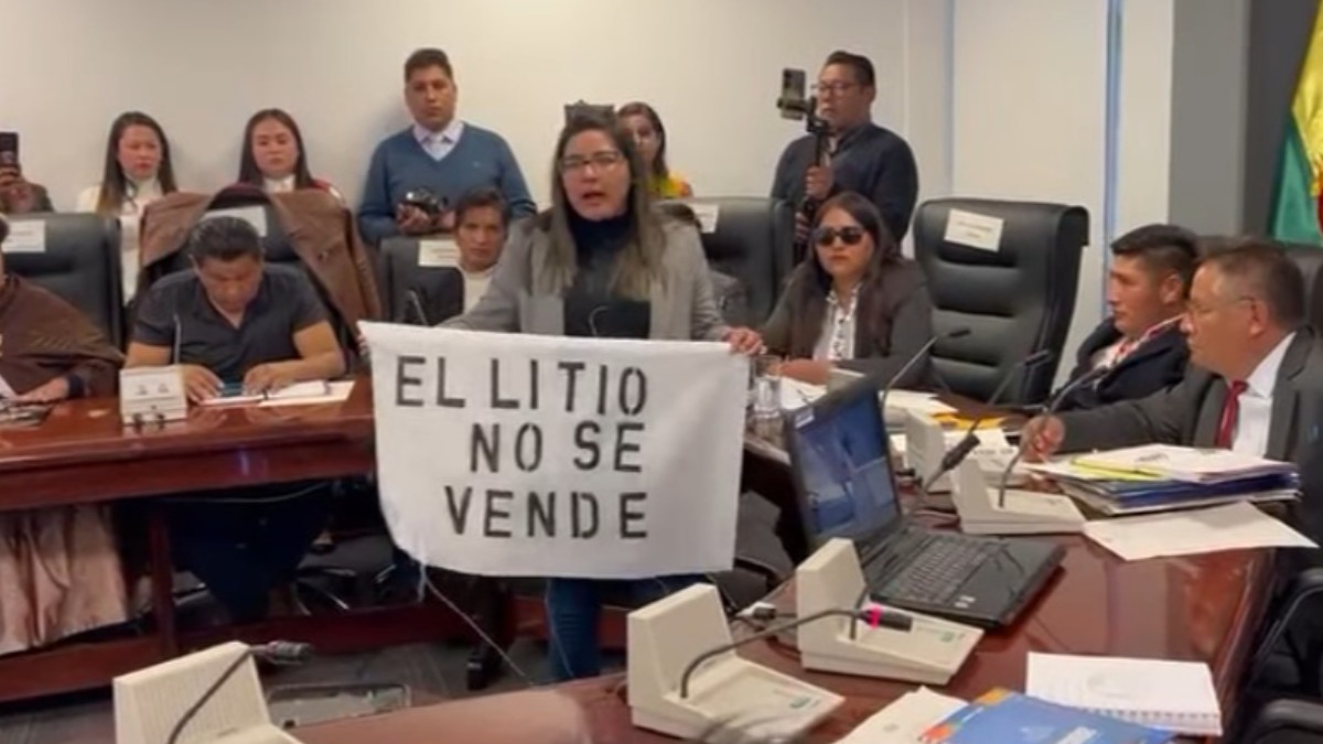 Protestas en la comisión e Economía Plural. Foto: Captura