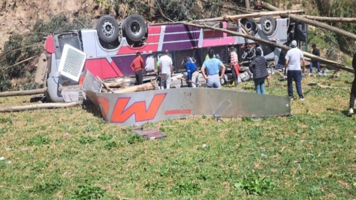 Restos del autobús que sufrió el accidente en la provincia de Tarma, Perú.