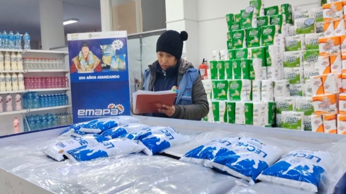 Uno de los estantes donde está la leche se encuentra con pocos productos. Foto: Defensoría del Pueblo