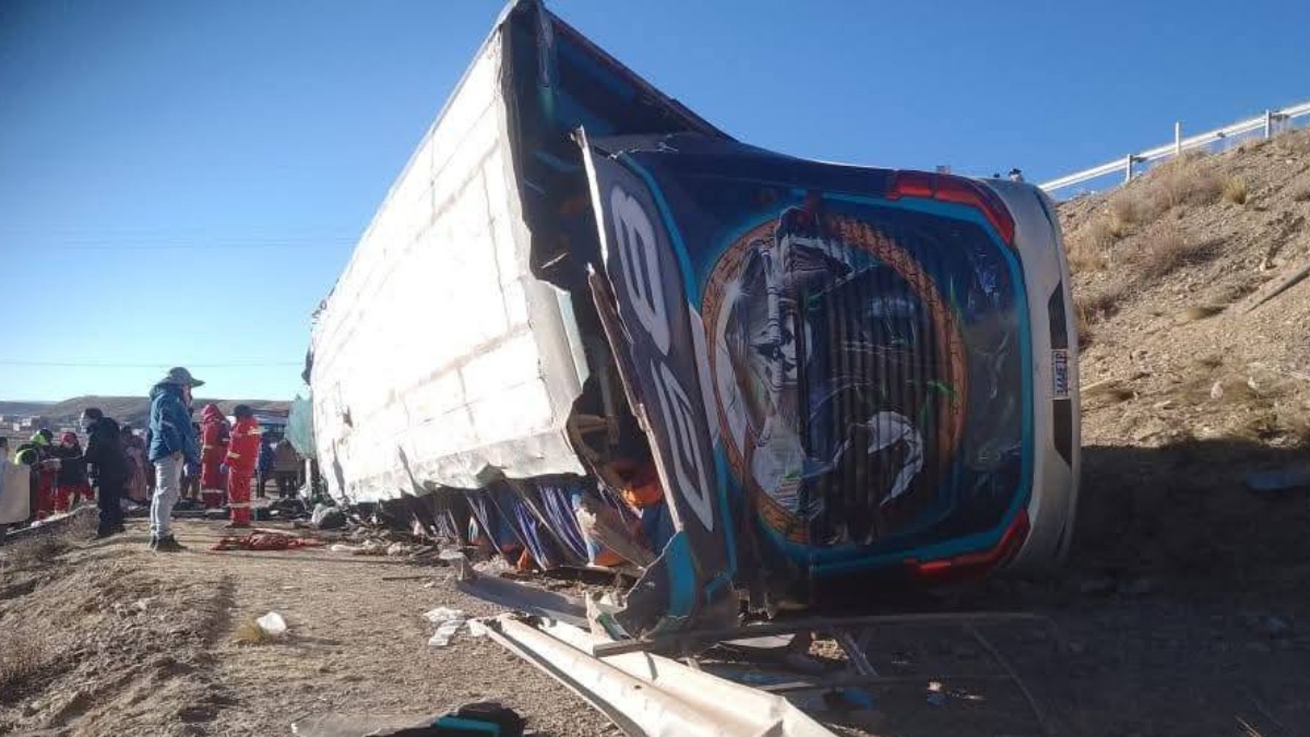 Vuelco del bus que se dirigía a Cochabamba. Foto: Oruro en Directo