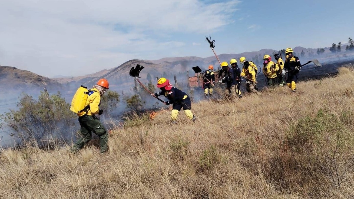 Bomberos, personal de la alcaldía, militares trabajan para sofocar el fuego en Sama. Foto: RRSS