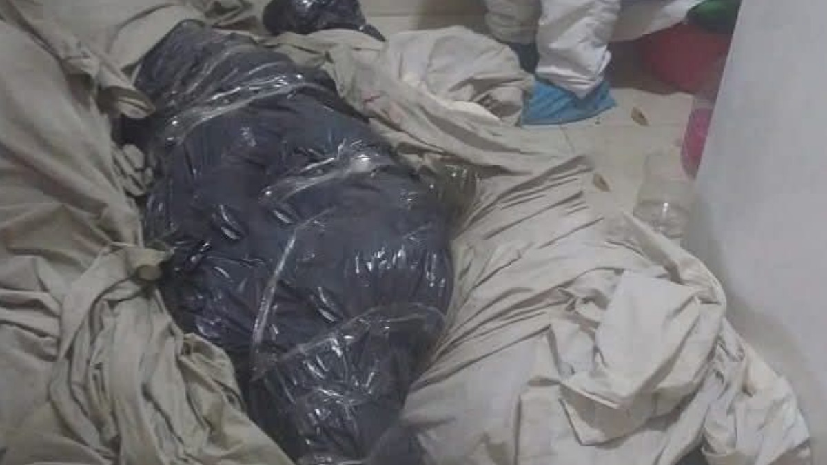 Cuerpos embalados encontrados en el lugar del crimen.