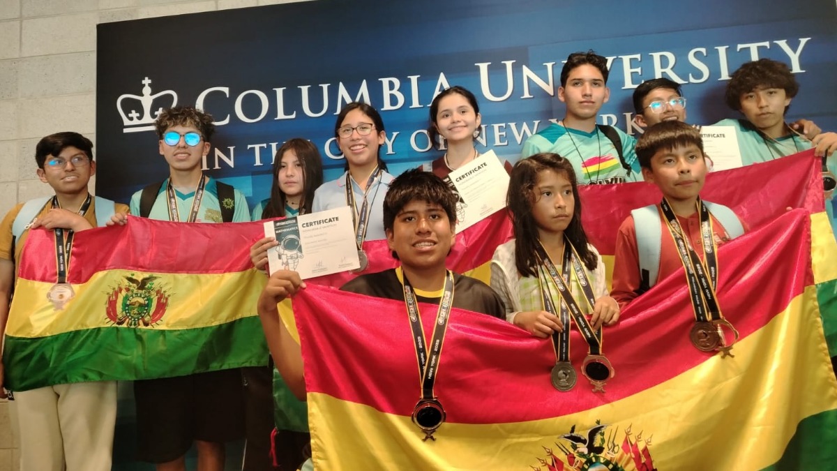 Delegación boliviana que logró preseas para Bolivia en las Olimpiadas Copérnico en Estados Unidos.