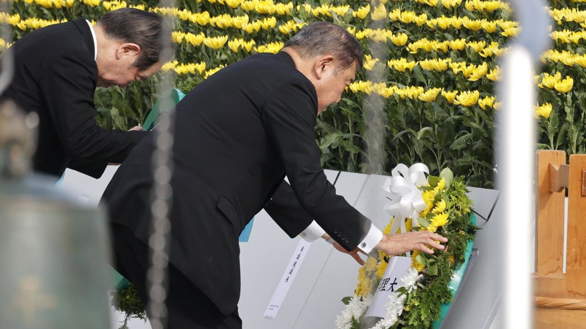 El primer ministro japonés, Shigeru Ishiba, deposita una corona de flores en el acto de conmemoración por el 80 aniversario del bombardeo atómico de EEUU sobre Hiroshima.