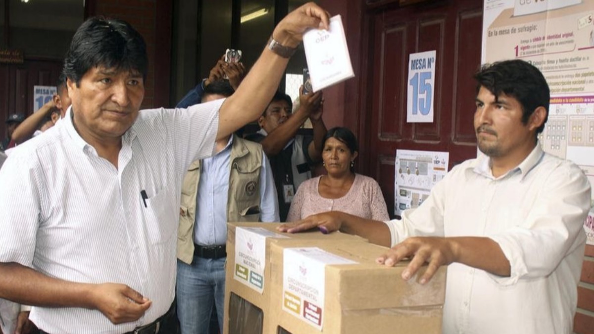 Evo Morales votando en una anterior elección.