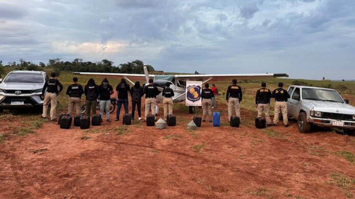La aeronave con placa boliviana custodiada por los agentes antidroga de Paraguay. Foto: ABC