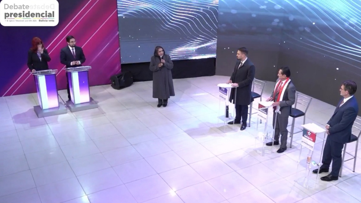 Los candidatos y la vocal Nancy Gutiérrez.
