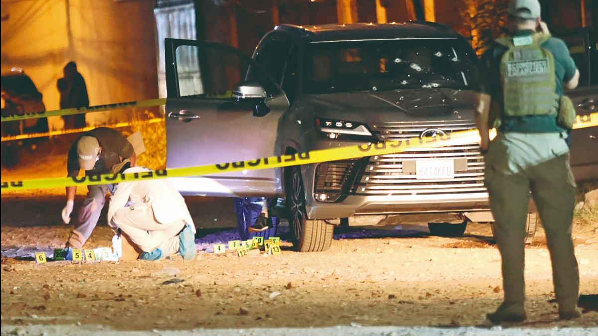 Los investigadores colectan evidencias tras el asesinato de dos personas en Santa Cruz. Foto: El Deber