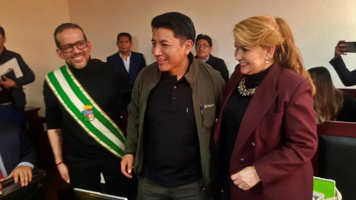 Luis Fernando Camacho, Marco Pumari y Jeanine Añez en el inicio de juicio por el caso golpe I. Foto: Internet