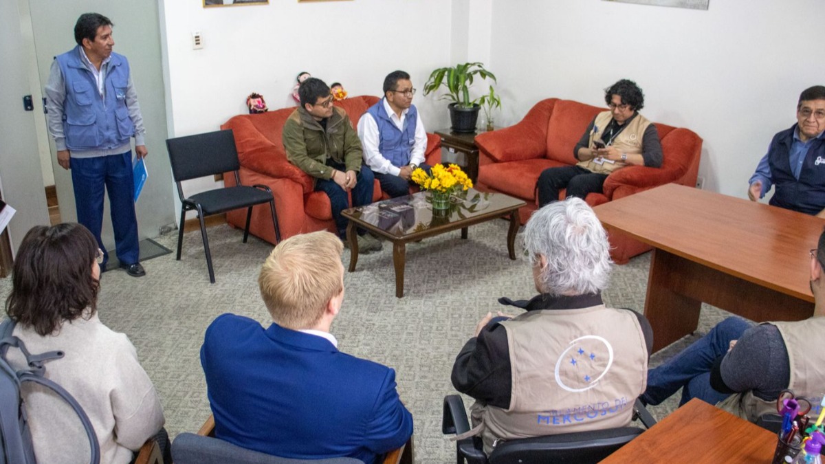 Observadores electorales reunidos con el defensor del Pueblo, Pedro Callisaya. Foto: DP